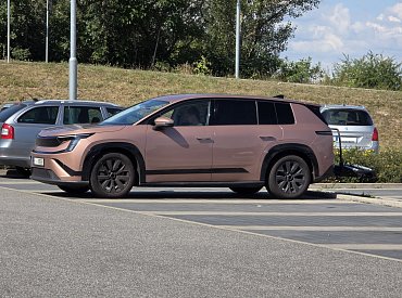 Špionáž na D10: Exempláře modelu Škoda Peaq brázdí dálnice s nosiči kol i vozíkem