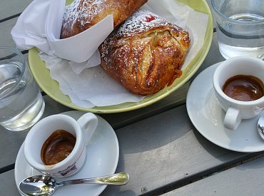 „Vymysleli nesmysl. Espresso s mlékem tak možná kvůli vládě přestanu prodávat“, říká kavárník z Prahy