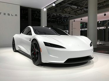 Nová Tesla Roadster bude mít zrychlení z nuly na sto za méně než jednu sekundu. Představení nás čeká ještě tento rok