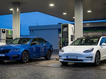 Ojetá Tesla Model 3 proti Octavii RS 2.0 TSI: elektromobil ušetří za tři roky přes 150 tisíc