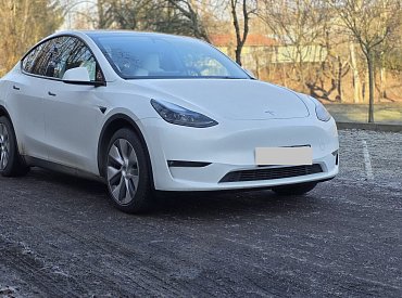 Revoluce, nebo hrozba na českých silnicích? Tesla spouští FSD, řidiči zkouší hranice
