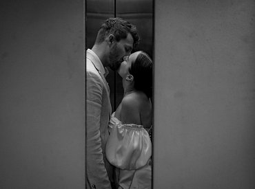 „Nepřivrtal byste mi poličku?“ zeptala se mě sousedka ve výtahu. Souhlasil jsem a dnes jí platím 7 tisíc měsíčně