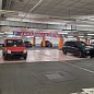 Černé auto, růžové místo. Arogance na parkovištích, která už asi málokoho překvapí