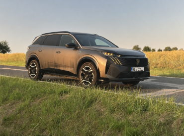 Test Peugeotu e-5008 GT Long Range: Sedmimístný elektrický křižník, se kterým zapomenete na strach z dojezdu